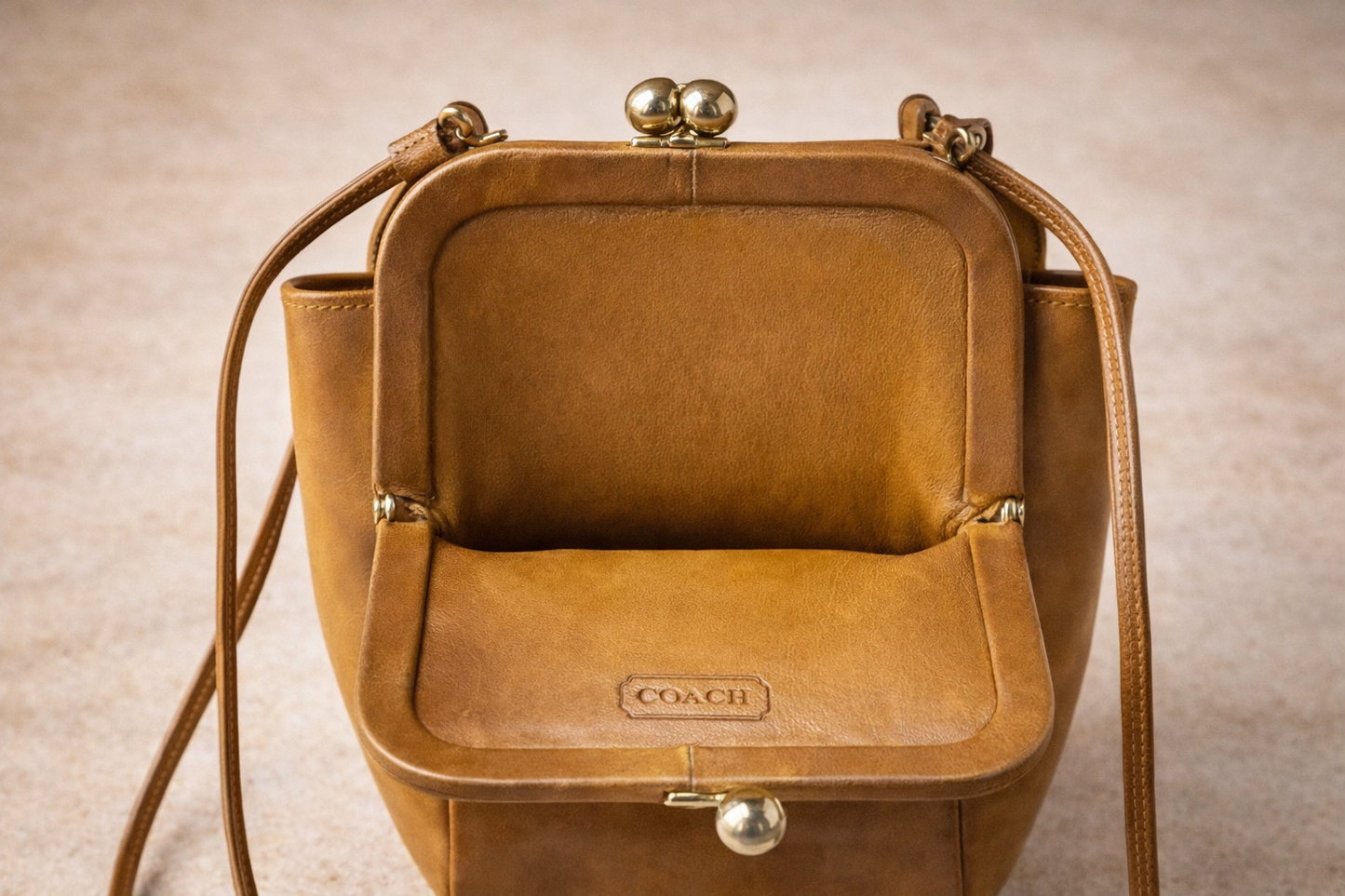 COACH - Vintage Coach Kiss-Lock Crossbody Bag – Classic Caramel Leather Frame Purse