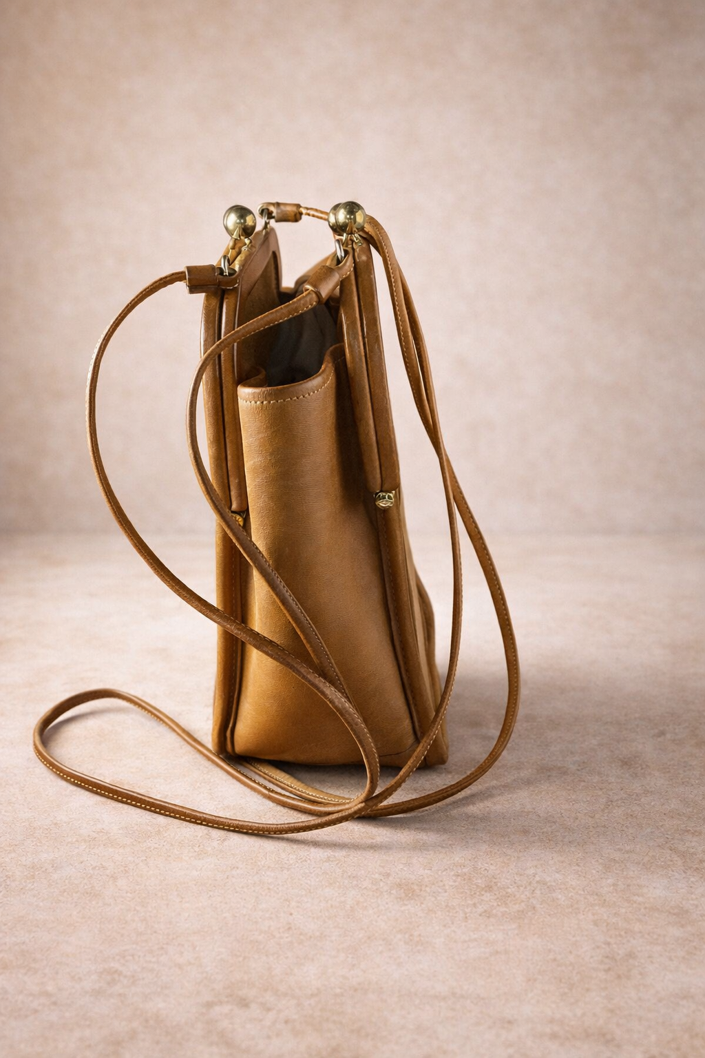 COACH - Vintage Coach Kiss-Lock Crossbody Bag – Classic Caramel Leather Frame Purse