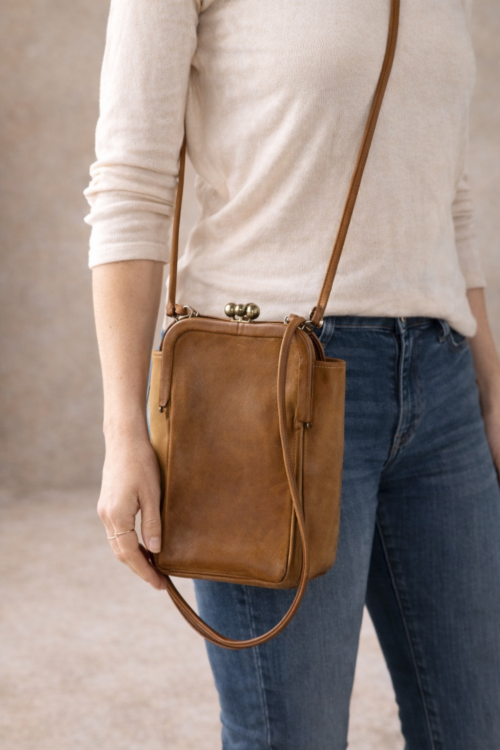 COACH - Vintage Coach Kiss-Lock Crossbody Bag – Classic Caramel Leather Frame Purse