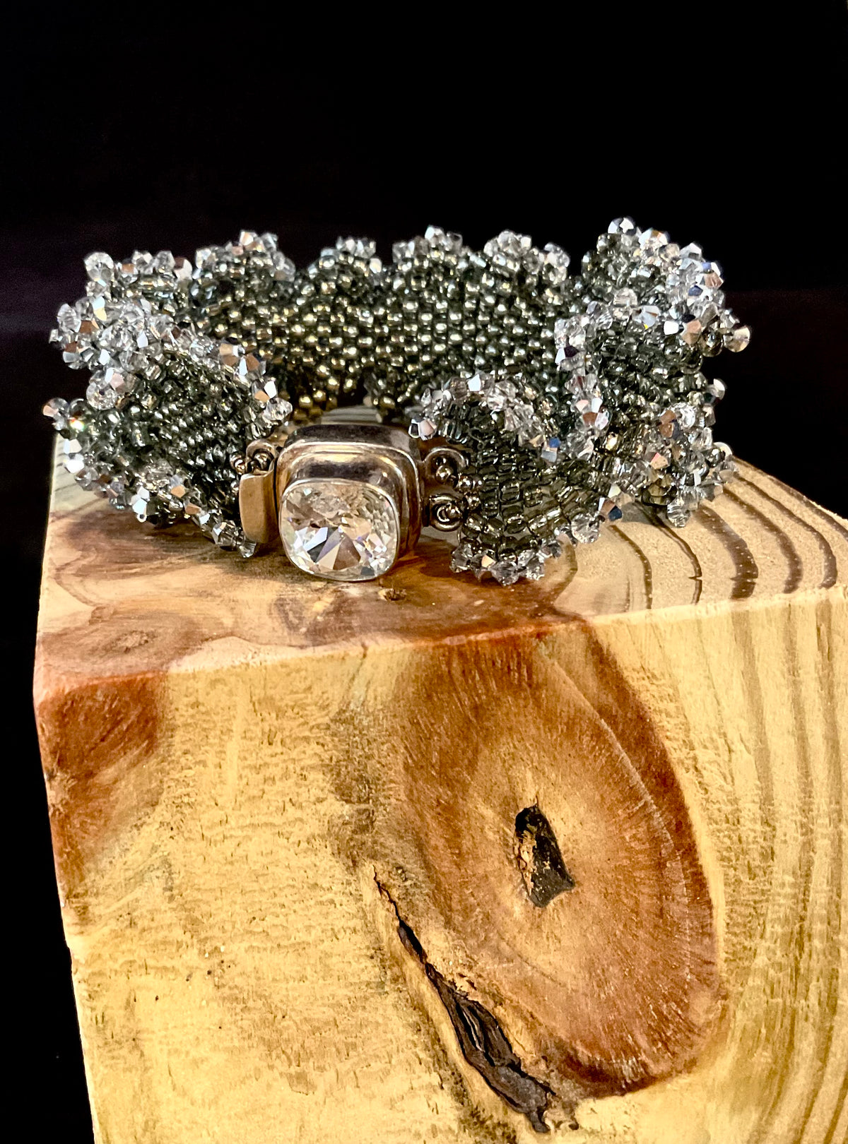 Ruffled Seed Bead & Swarovski Crystal Bracelet – 7.5 Inch